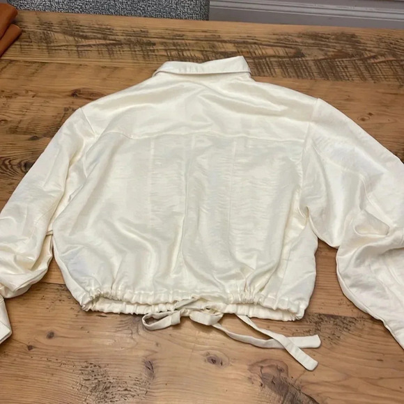 RedBerry Fashion cream button crop blouse small - Picture 7 of 9